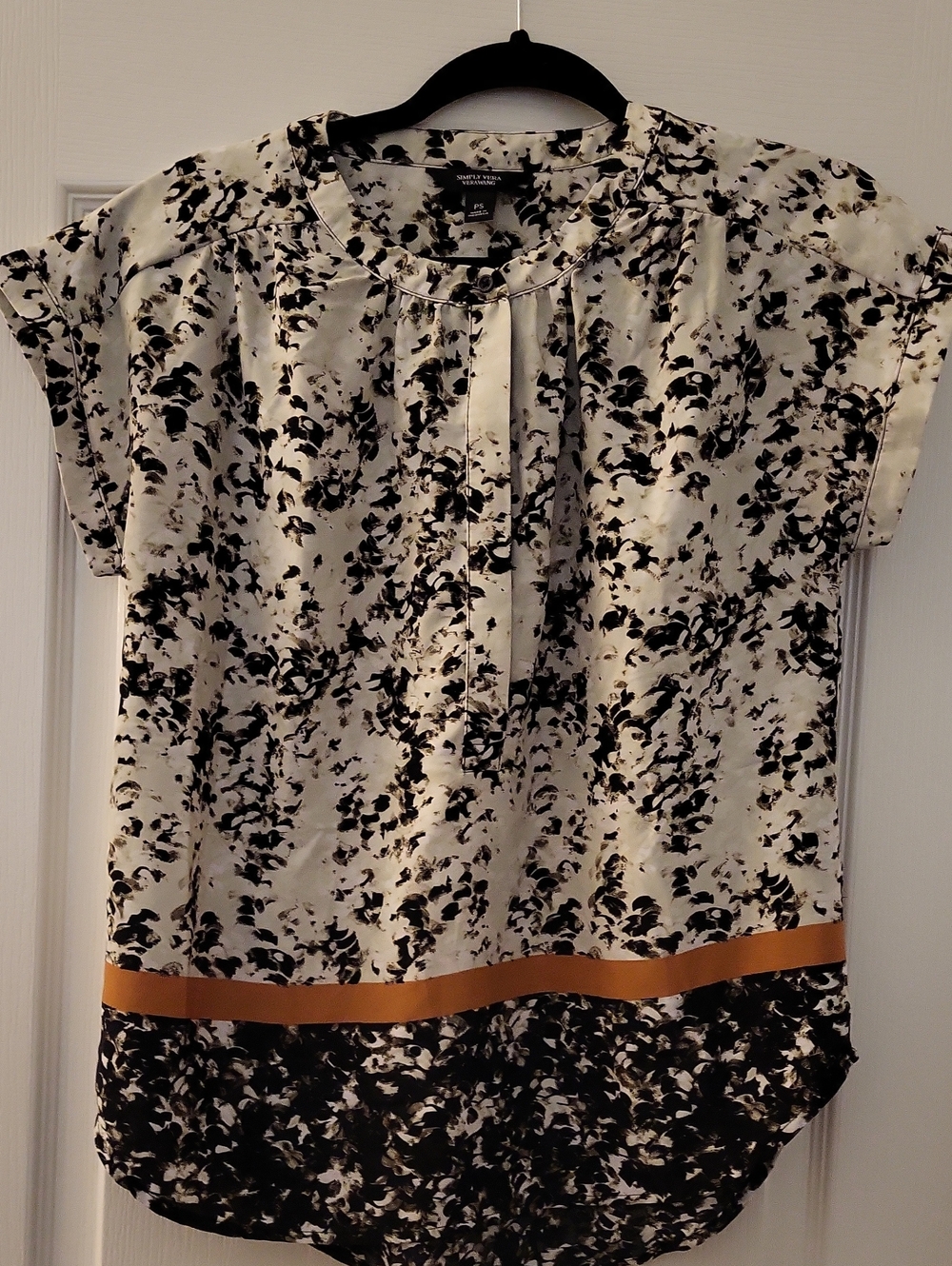 Simply Vera Vera Wang Black and White Floral Satin Blouse with Tan Band